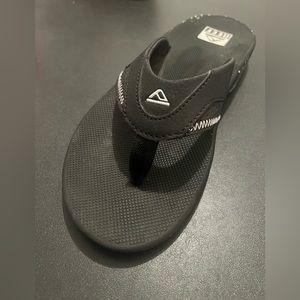 New men’s size 8 reef sandals with bottle opener